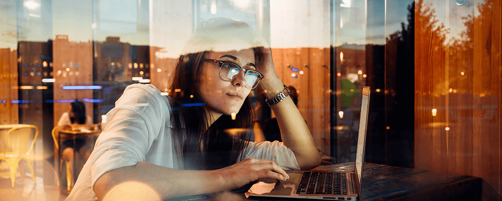 ¿Por qué te convienen las lentes antirreflejantes? Las lentes antirreflejantes sí pueden mejorar tu vida. Consiente a tus ojos con el tratamiento antirreflejante.
